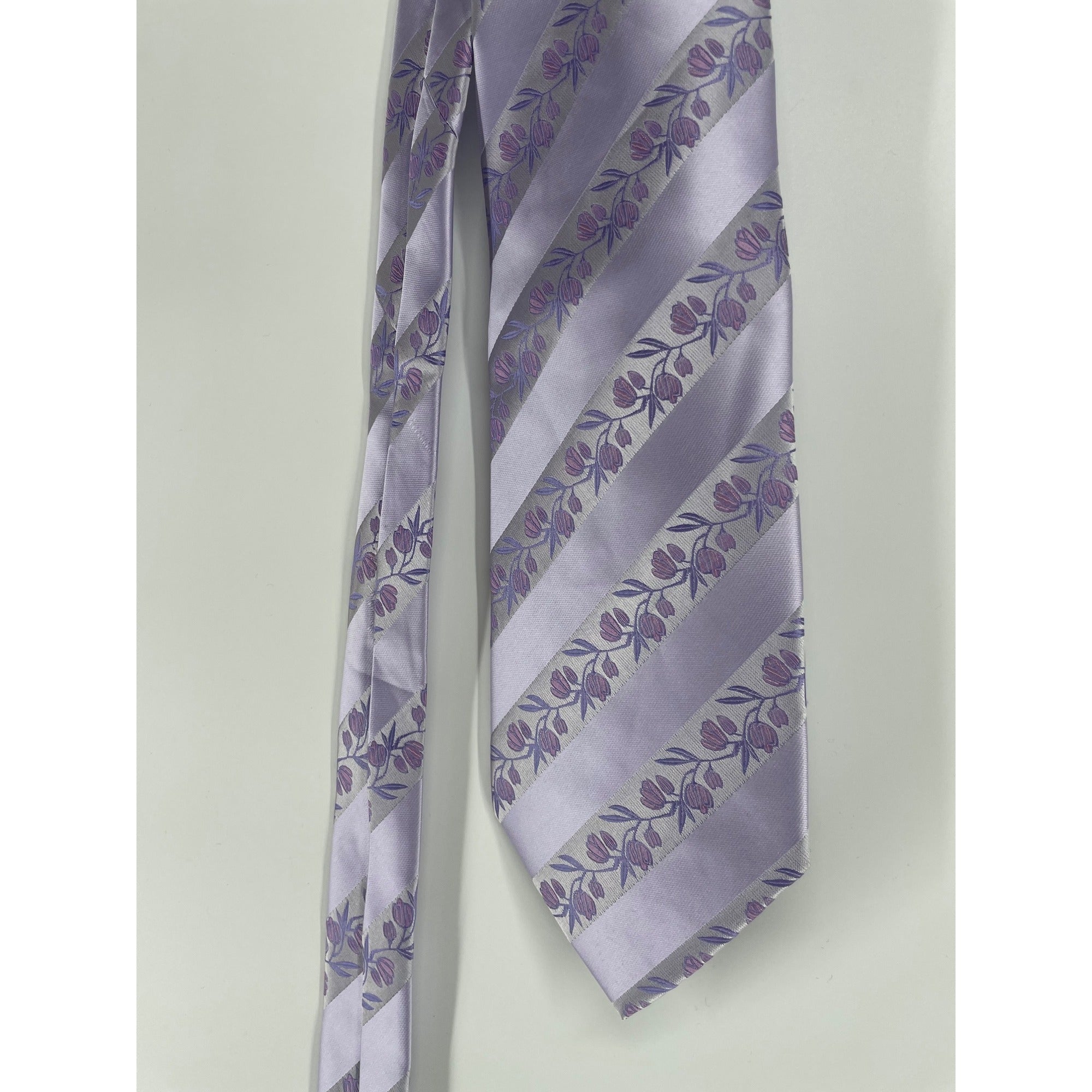 Mainbocher Men's Lavender Floral 100% Silk Wide Dress Tie